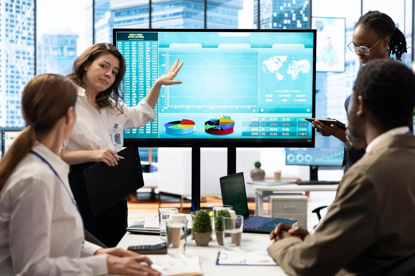 Деловые партнеры сотрудничают за столом для совещаний в зале заседаний совета директоров.