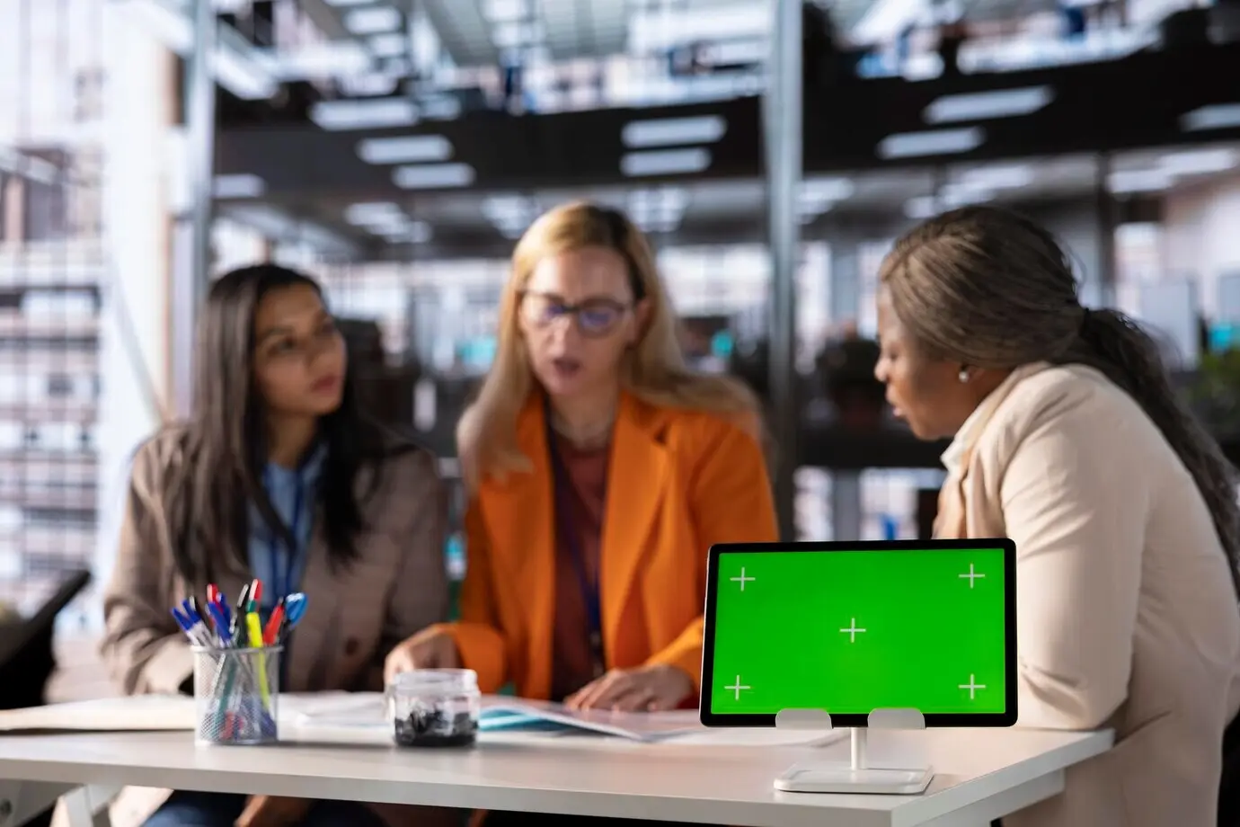 Группа женщин-предпринимательниц в бизнес-индустрии, использующая макет с местом для текста.